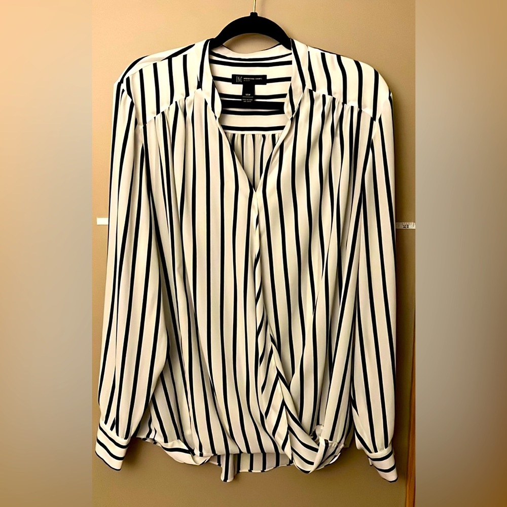 Black striped white flowy top 18w